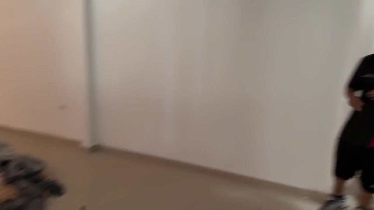 Vecina Cachonda Le Paga Con Su Grande Culo A Albanil Principiante Y Lo Hace Correr Rico Adentro