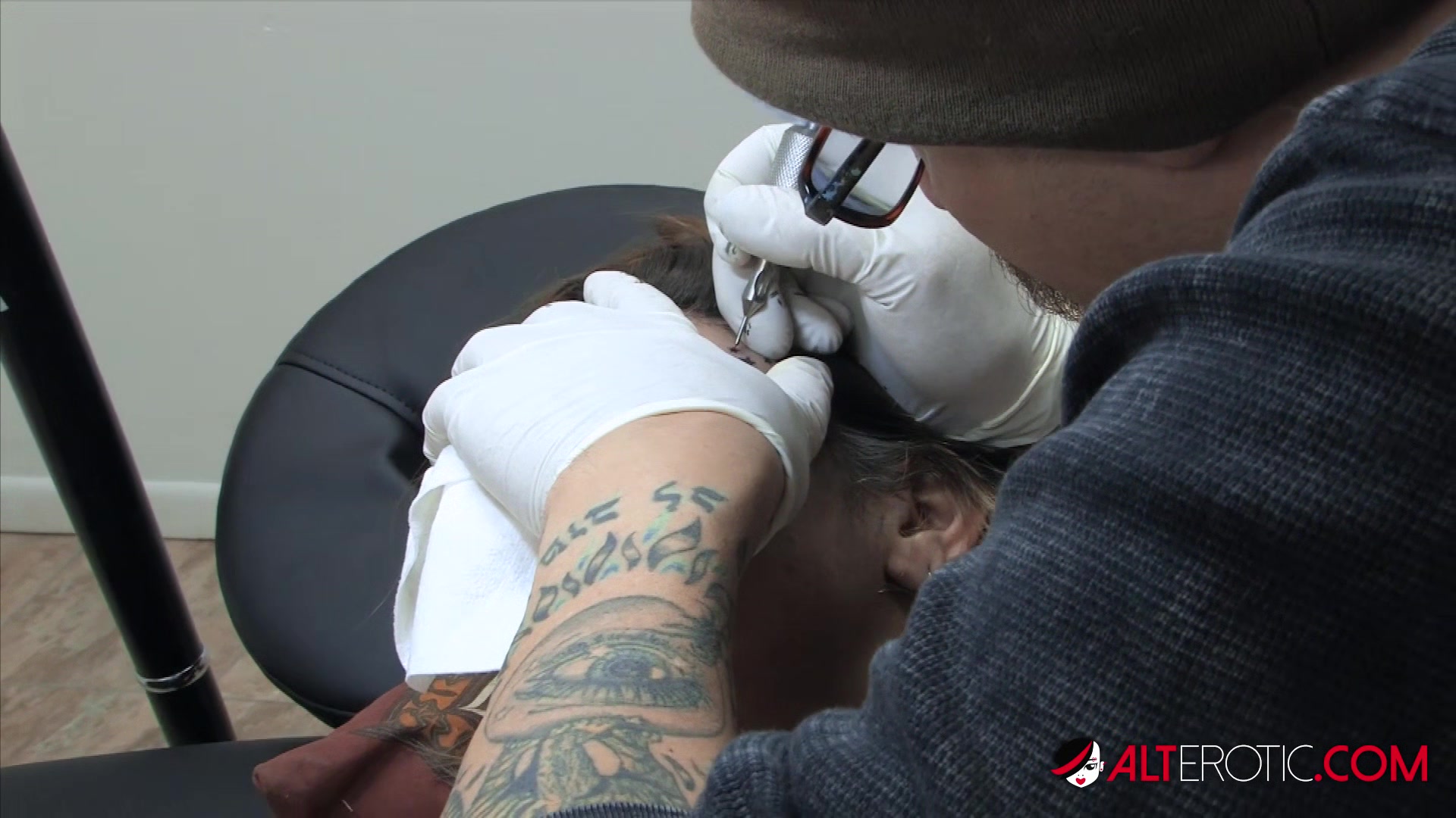 Amina Sky gets a face tattoo while completely nude