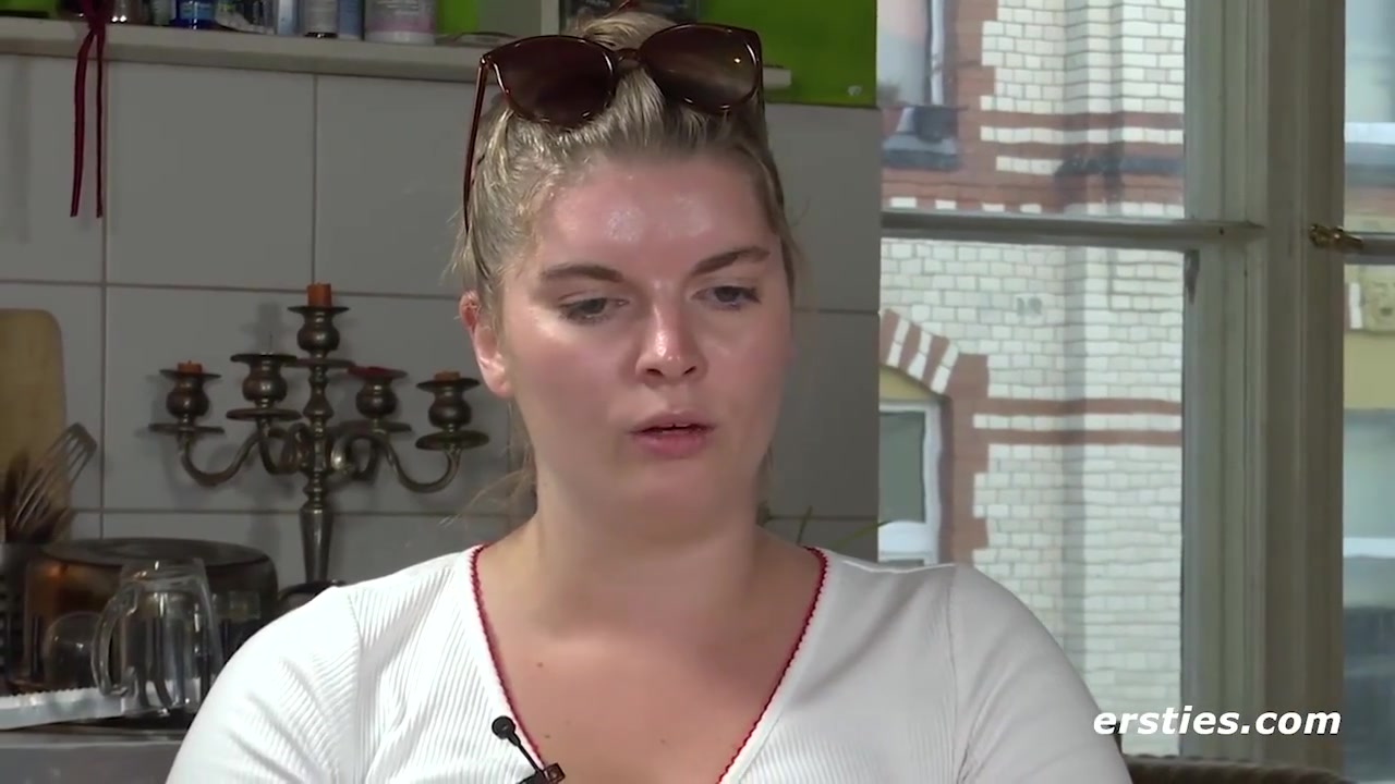 Blonde Halb-danin Natascha Fingert Sich Doggy Auf Dem Kuchentisch