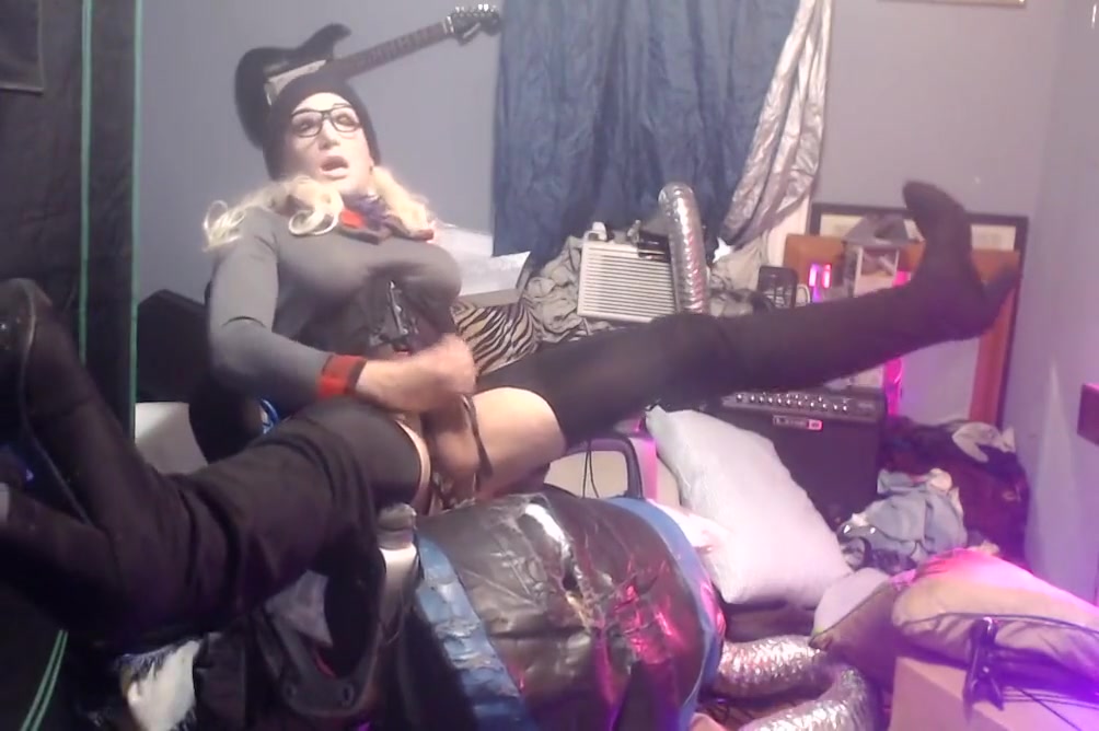 Blonde Cd Spreads Legs And