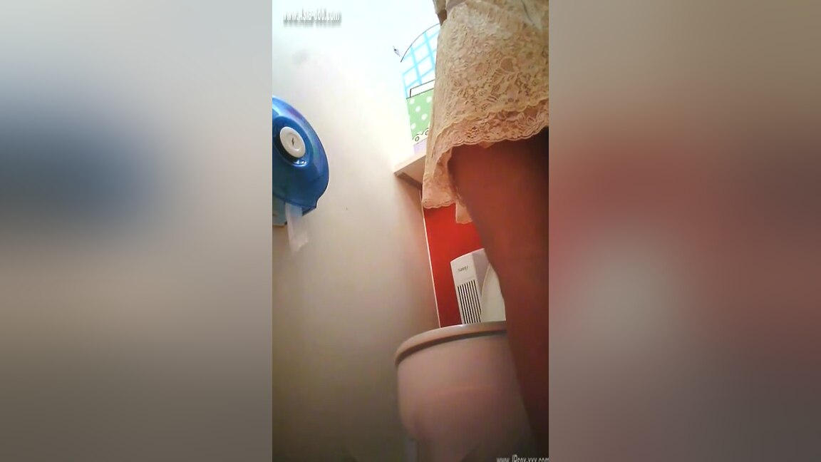 peeping thai girls go to toilet.1