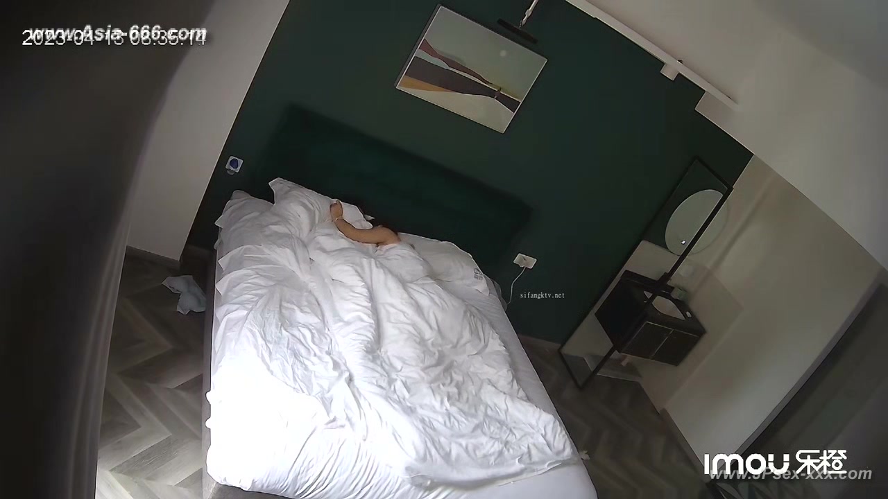 Hackers use the camera to remote monitoring of a lover's home life.603