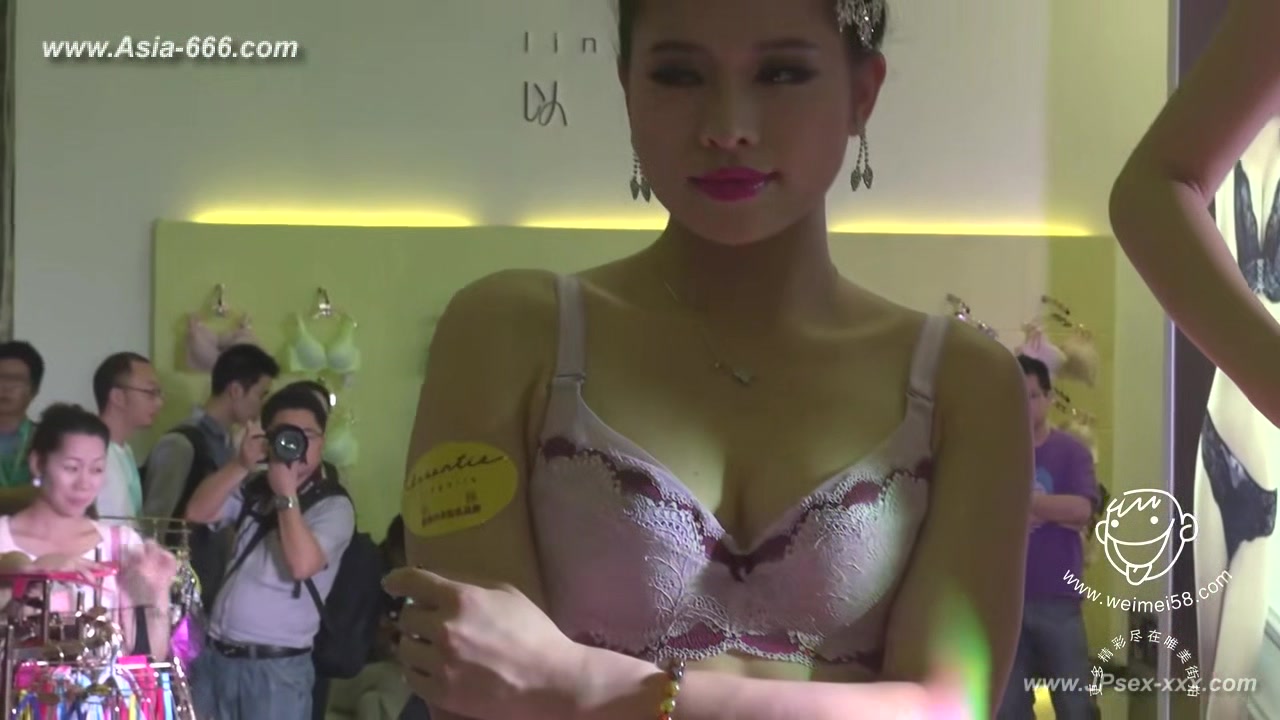 Chinese model in sexy lingerie show.23
