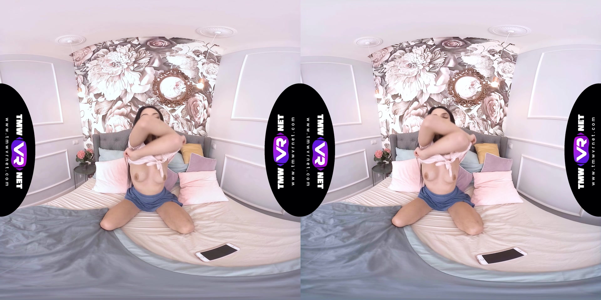 Orgasming with a phone in her hands - TmwVRnet