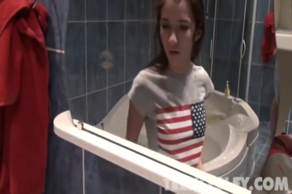 Showering teen 18+ Hottie Pleasures Herself
