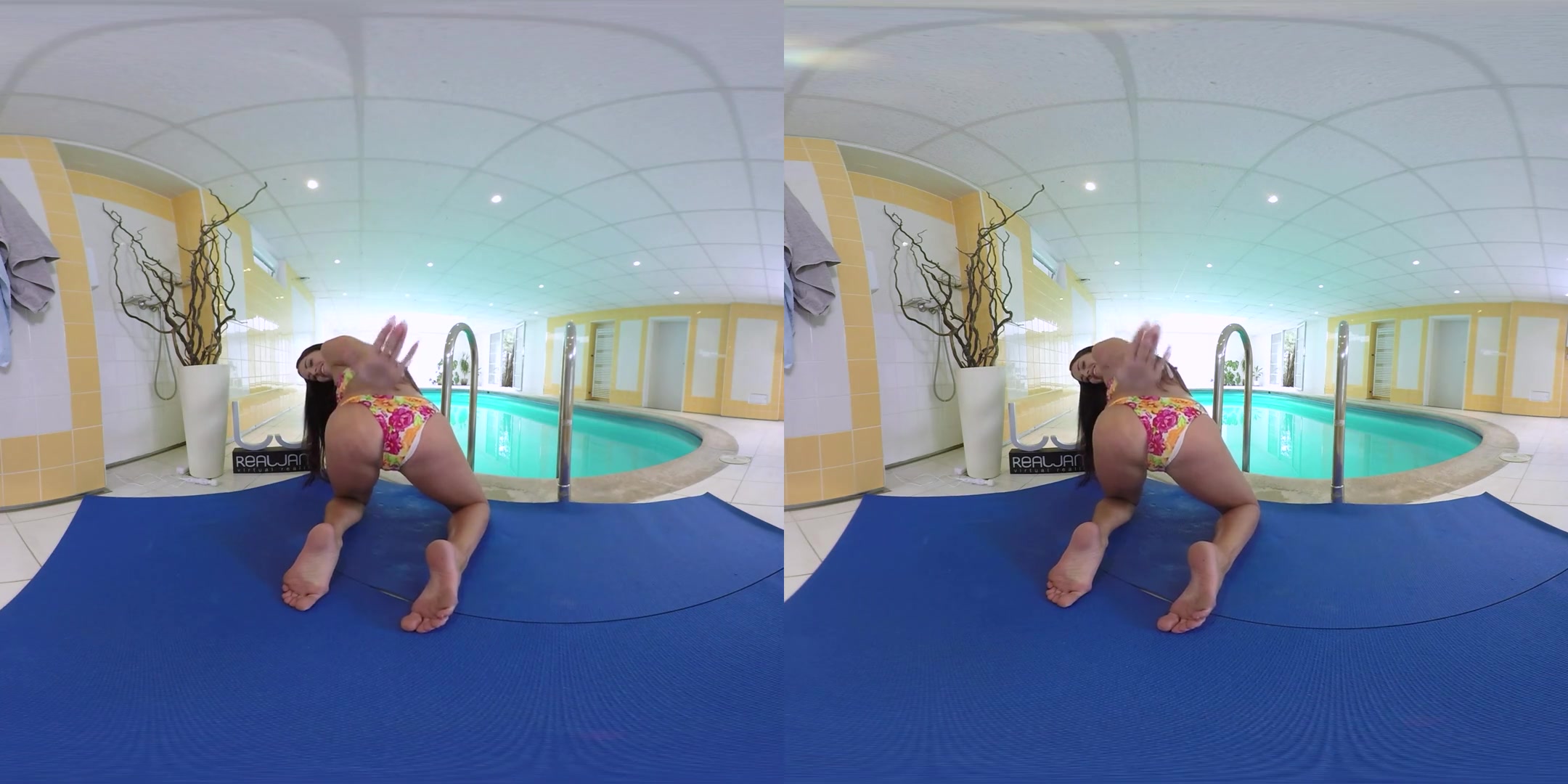 Eveline Dellai in Wet Vanessa - RealJamVR