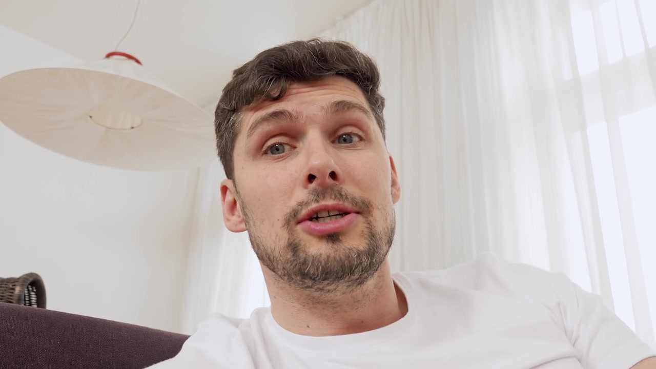 Fake agent cums on blonde model