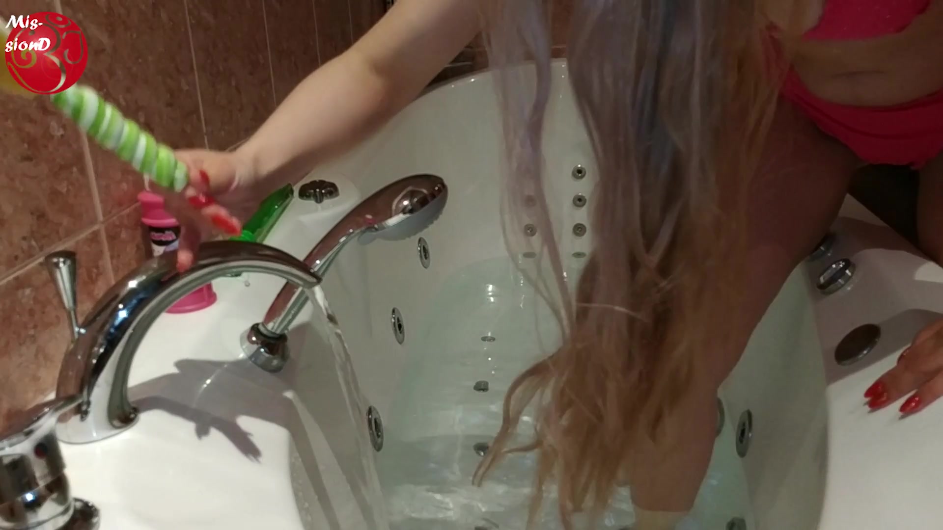 Lollipop Foot Bathtub - Sex Movies Featuring Findom Goaldigger