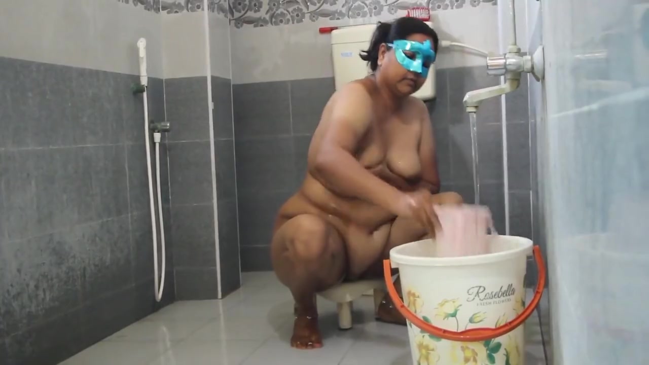Mature Desi Big Boobs Aunty In Bathroom Taking Shower