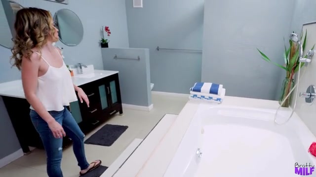 Stepmom And I Get Dirty In A Tub Made For Two - S8:E4 - Brattymilf