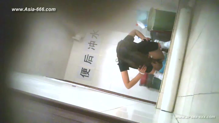 chinese girls go to toilet.17