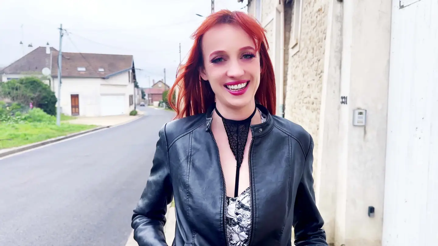 Luna, 31, is constantly in the game! - Jacquie et Michel TV