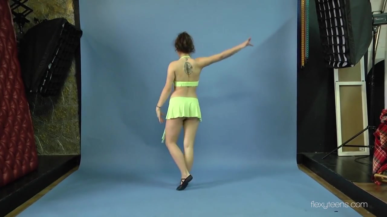 Mila Gimnasterka - Hairy Tight Babe Doing Gymnastics