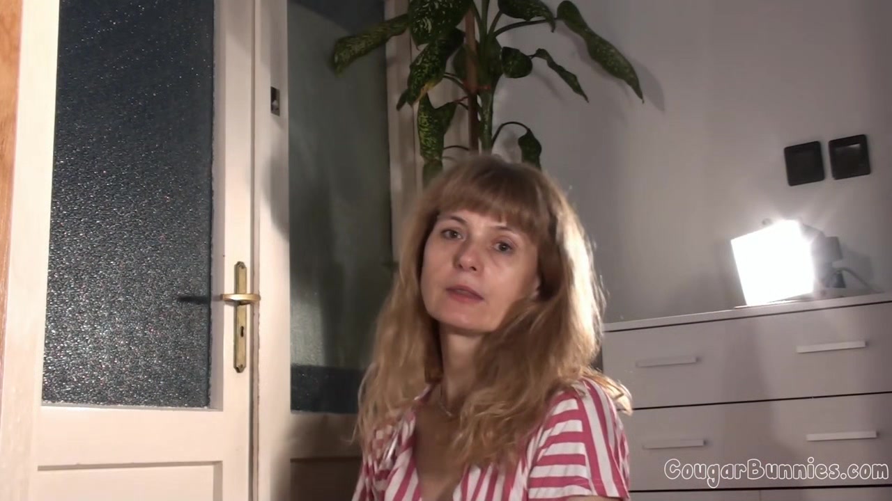 Mature Doris Dawn takes off her cloth and shows her hairy cunt