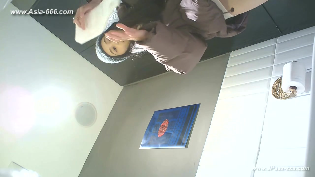 chinese girls go to toilet.185