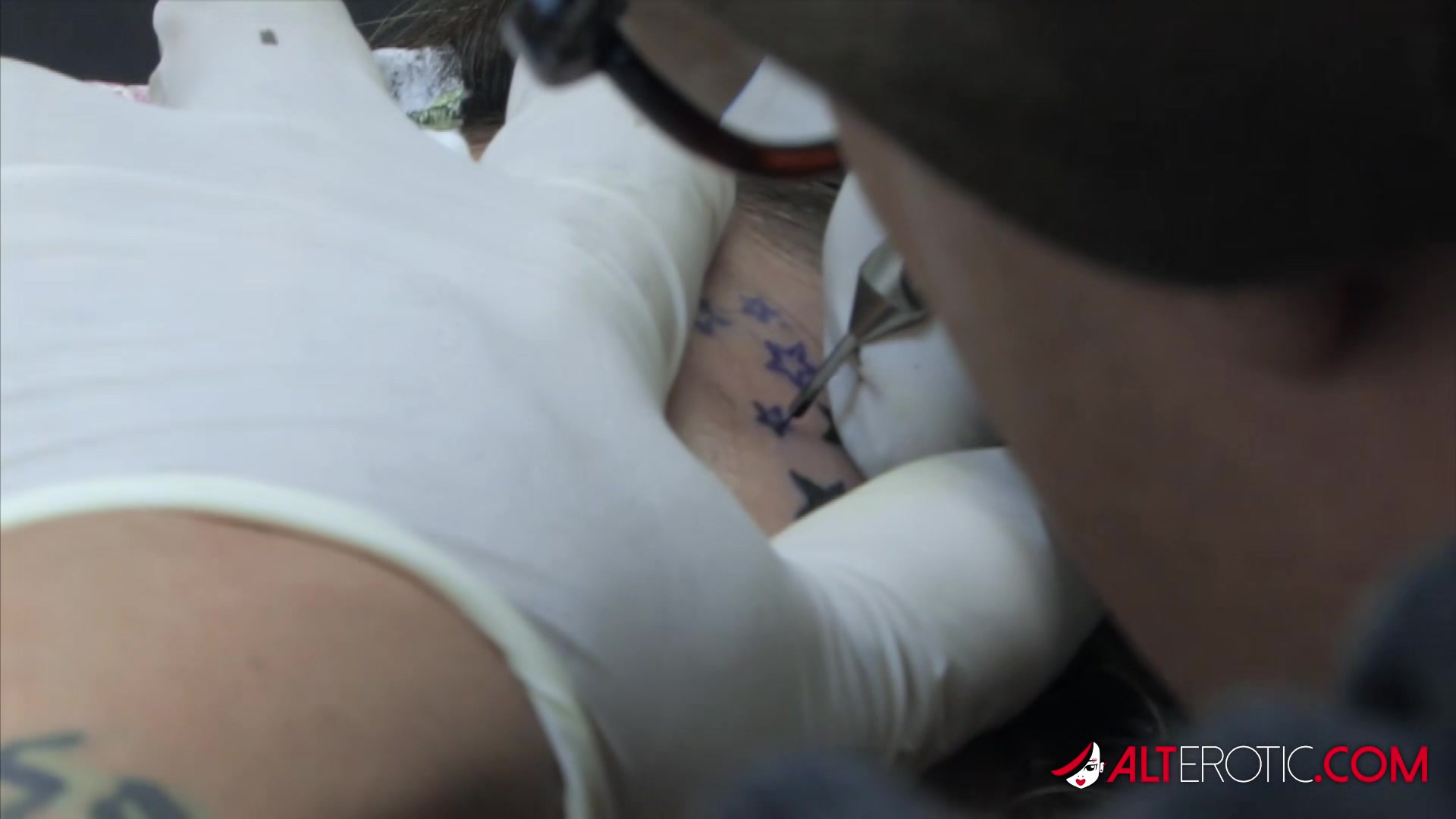 Amina Sky gets a face tattoo while completely nude