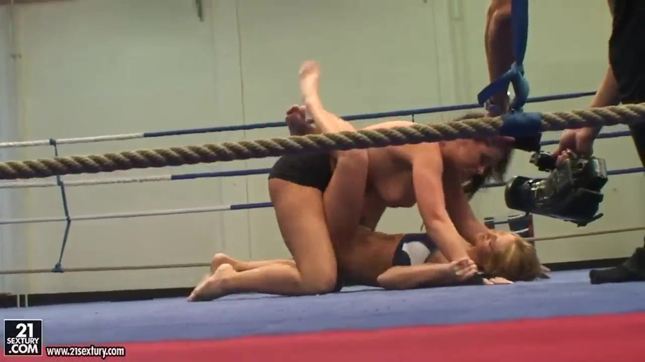 Catfight between Linda Ray and Lisa Sparkle