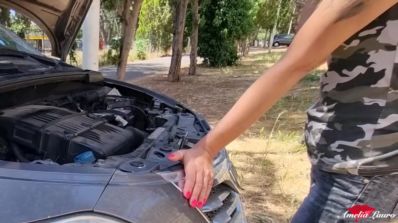 Auto In Panne Amelia Succhia Meccanico Per Essere Riconoscente
