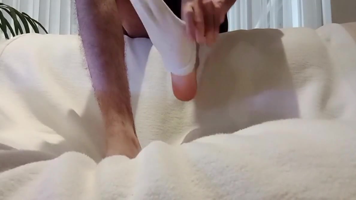 Esteban Tries The Feet Fetish