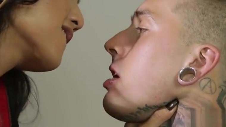 Shemale Venus was giving an changing blowjob to hunk Ruckus
