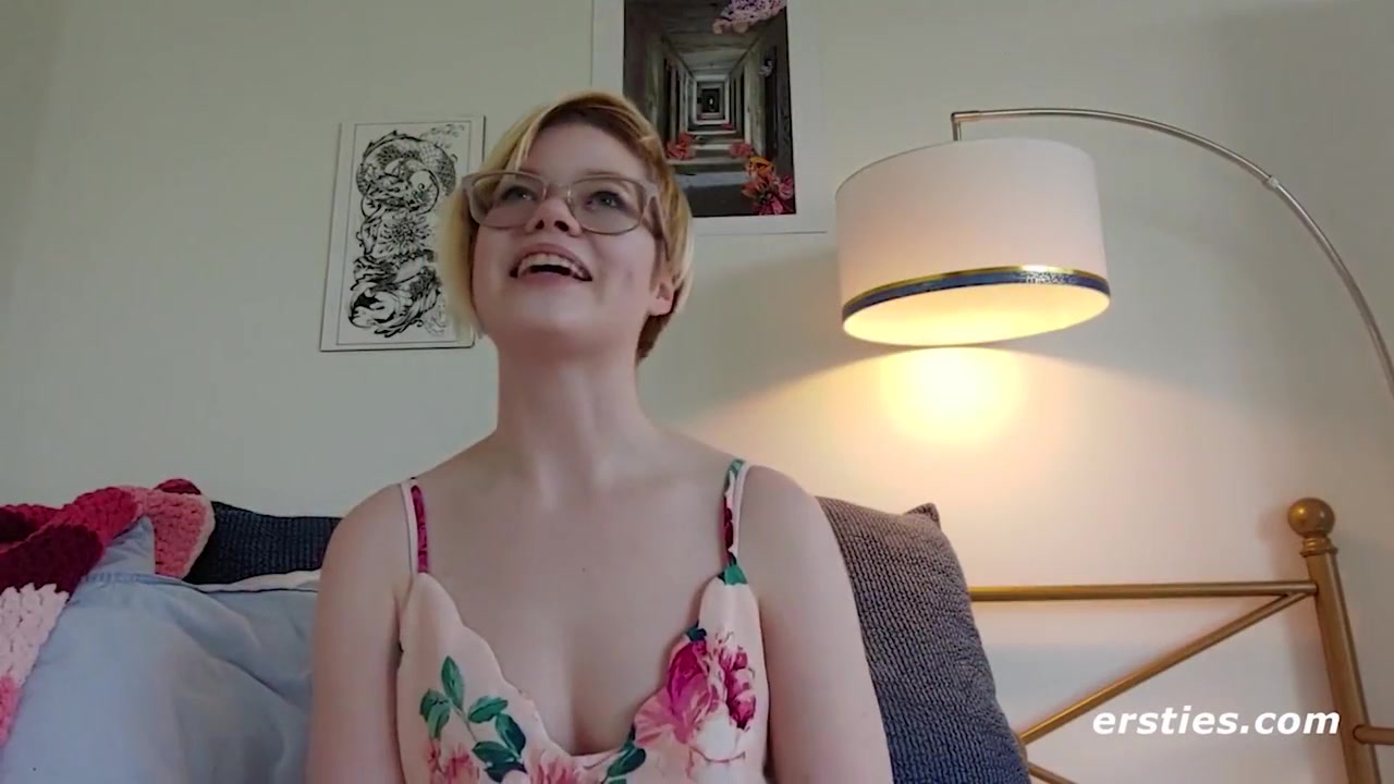 American Hottie Plays With Her Pussy Before Going Anal