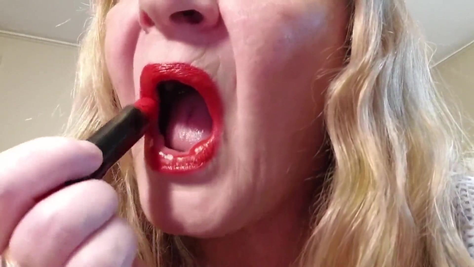 Shiny Red Lipstick - TacAmateurs