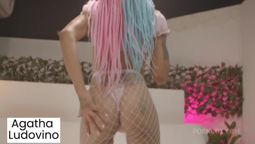 Leenda Fun e realmente uma jovem muito hardcore, ela ficou com medo mas viu como era divertido ter seu cuzinho arrombado - PissVids