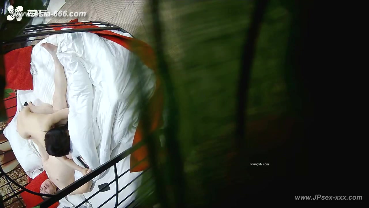 Hackers use the camera to remote monitoring of a lover's home life.634