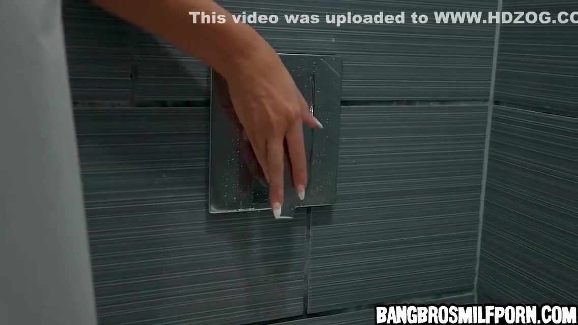 He Wanted To See His New Girlfriend Naked So He Hid Behind The Shower Curtain 5 Min - Vivianne De Silva