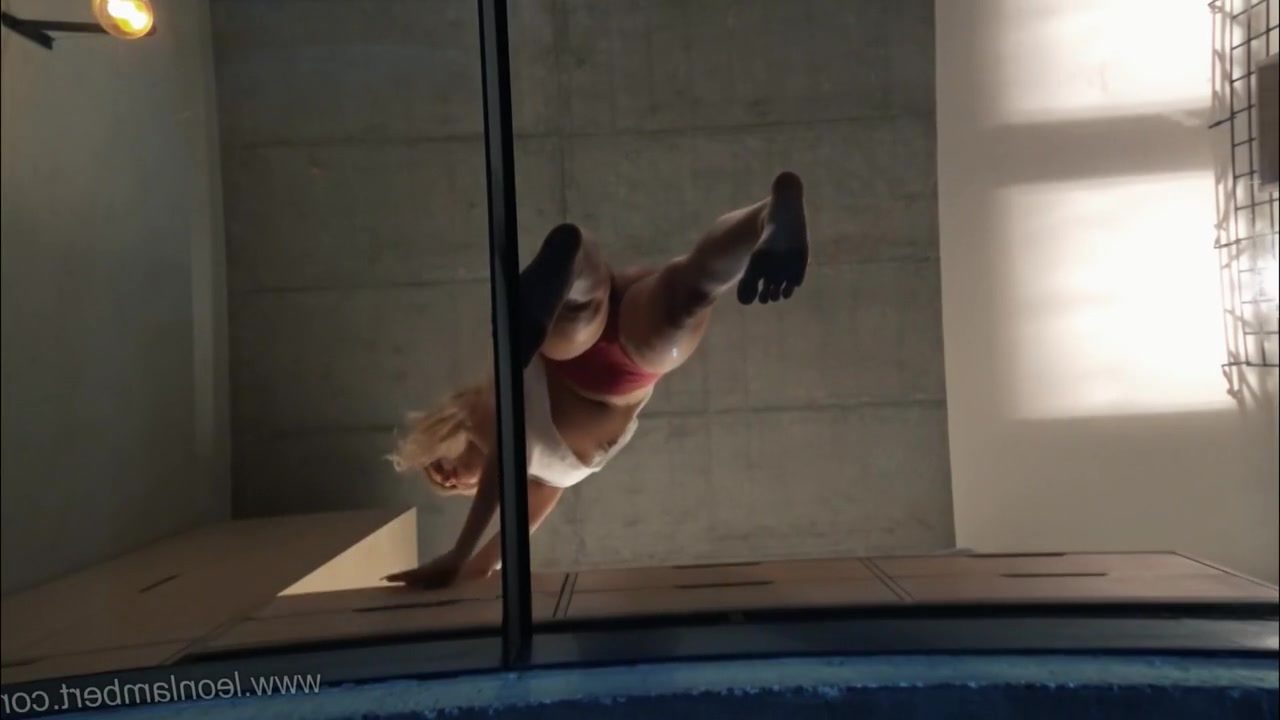Voyeuring The Big Ass Milf Sexy And Hot Babysitter From The Glass Bottom