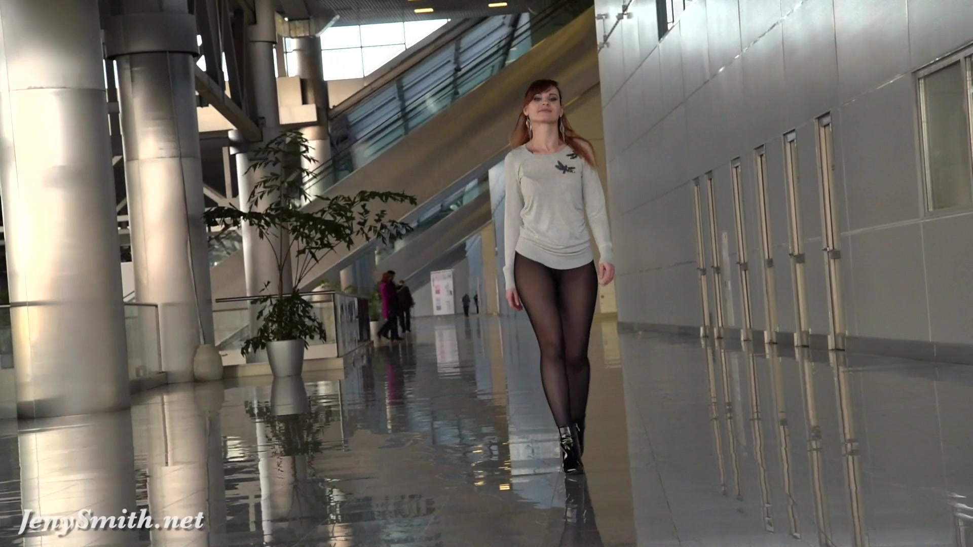 Jeny Smith transparent leggings flashing