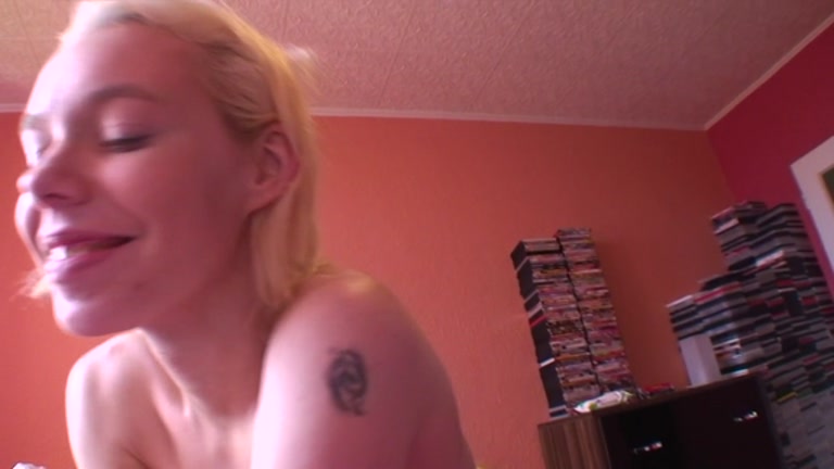 Real college deepthroat performed by the lusty blond