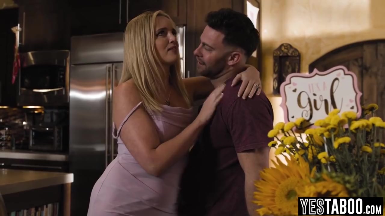 Charlie Forde And Sophia Burns - Plump Ass Pregnant Surrogate Has 3some Orgy