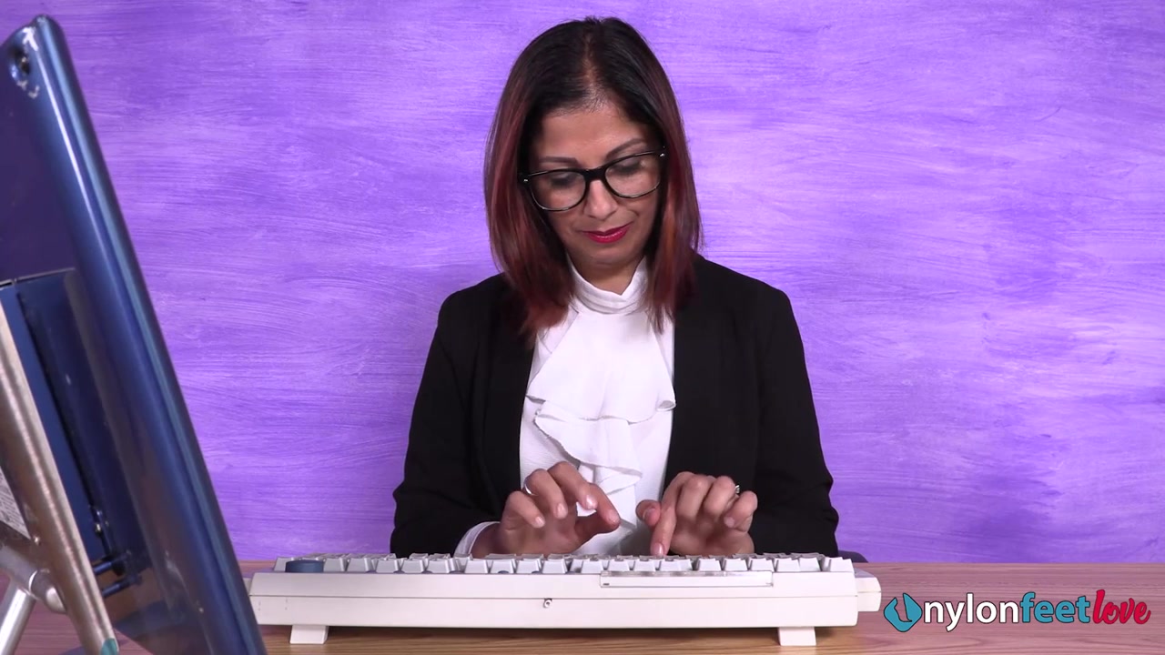 Super-hot secretary Simoncina shows off her nyloned feet