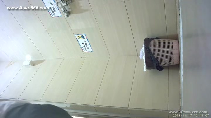 chinese girls go to toilet.142