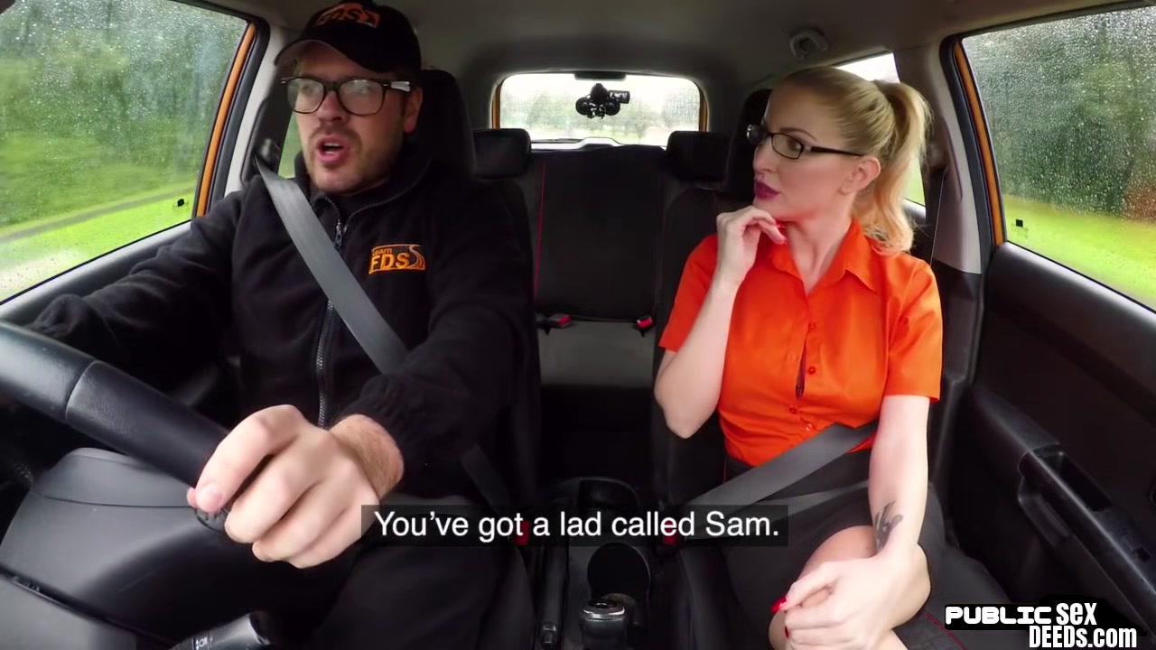 English spex babe publicly blows guy in car