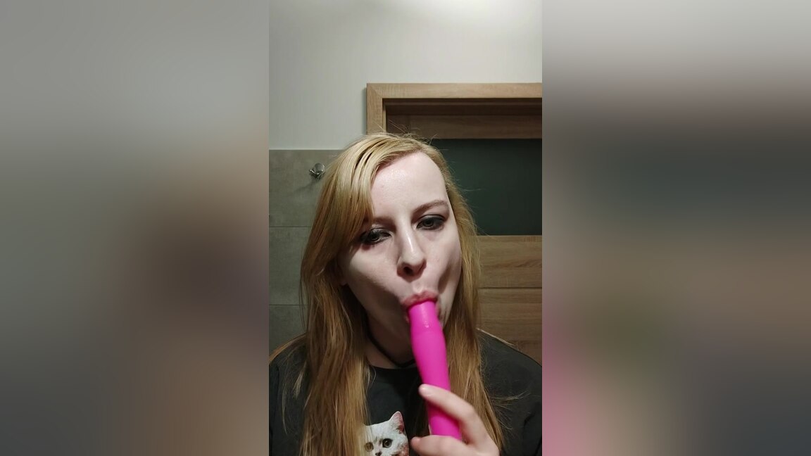 Saliva And Mouth Play - Kinky Amy