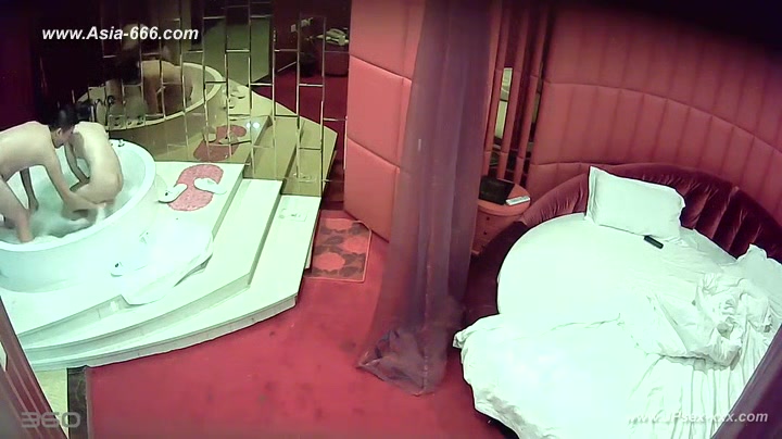 Hackers use the camera to remote monitoring of a lover's home life.218_3