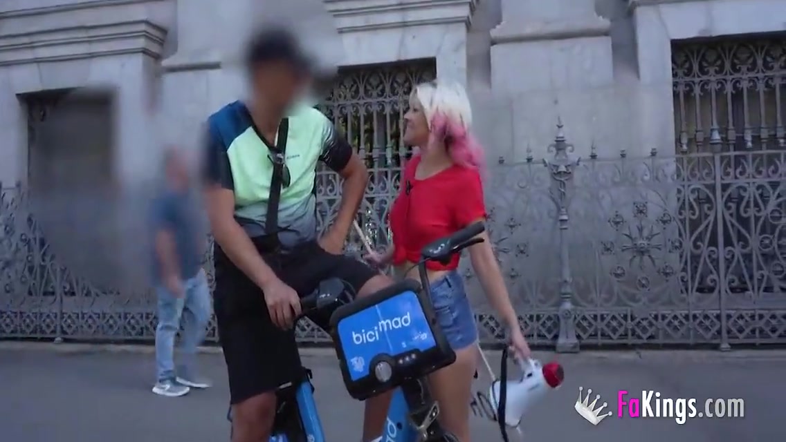 No Summer Without A Kiss! Sandra Kisses Random Dudes In The Street And Picks One Of Em Up 4 Min