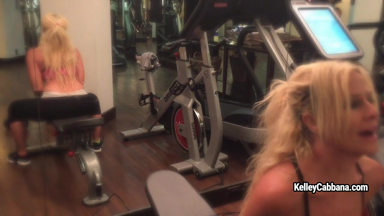 Fitness model Kelley Cabbana shows her perfect boobs in the gym