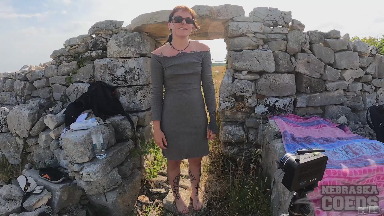 Brille Risky Public Masturbation On Some Ancient Ruins While On Vacation