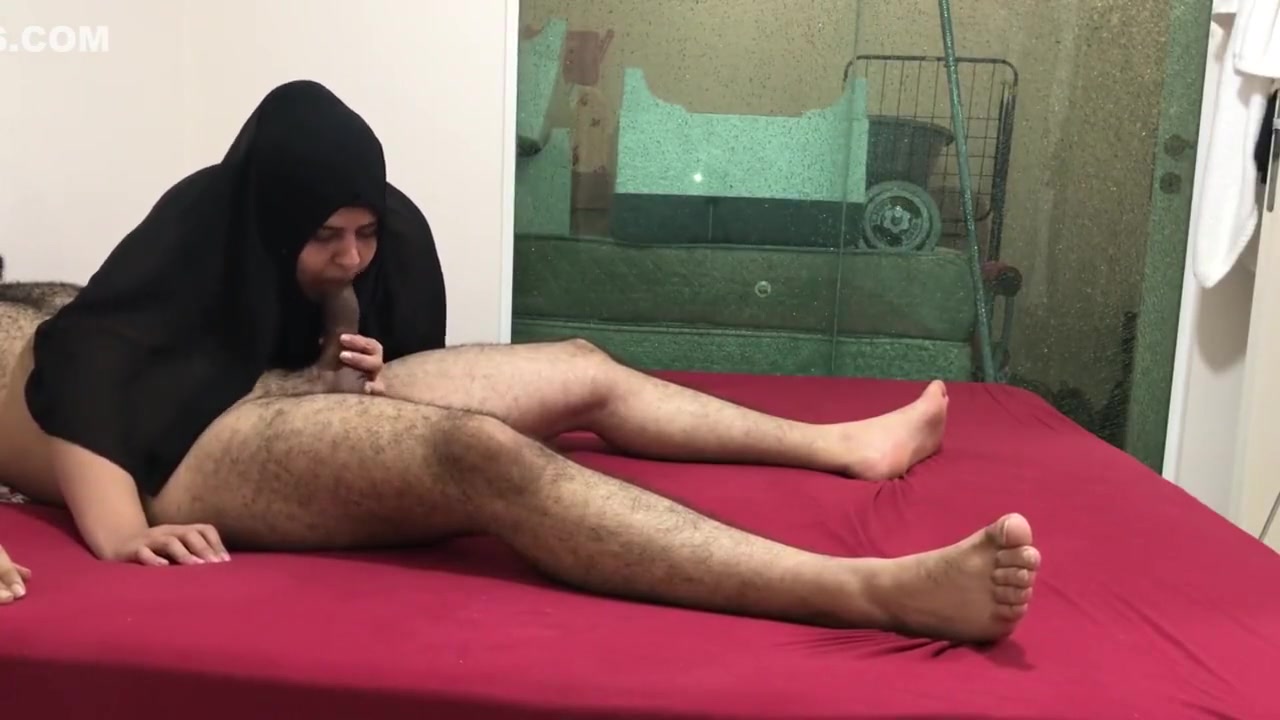 MUSLIM HIJAB WOMAN GIVES HER PUSSY TO REAL !