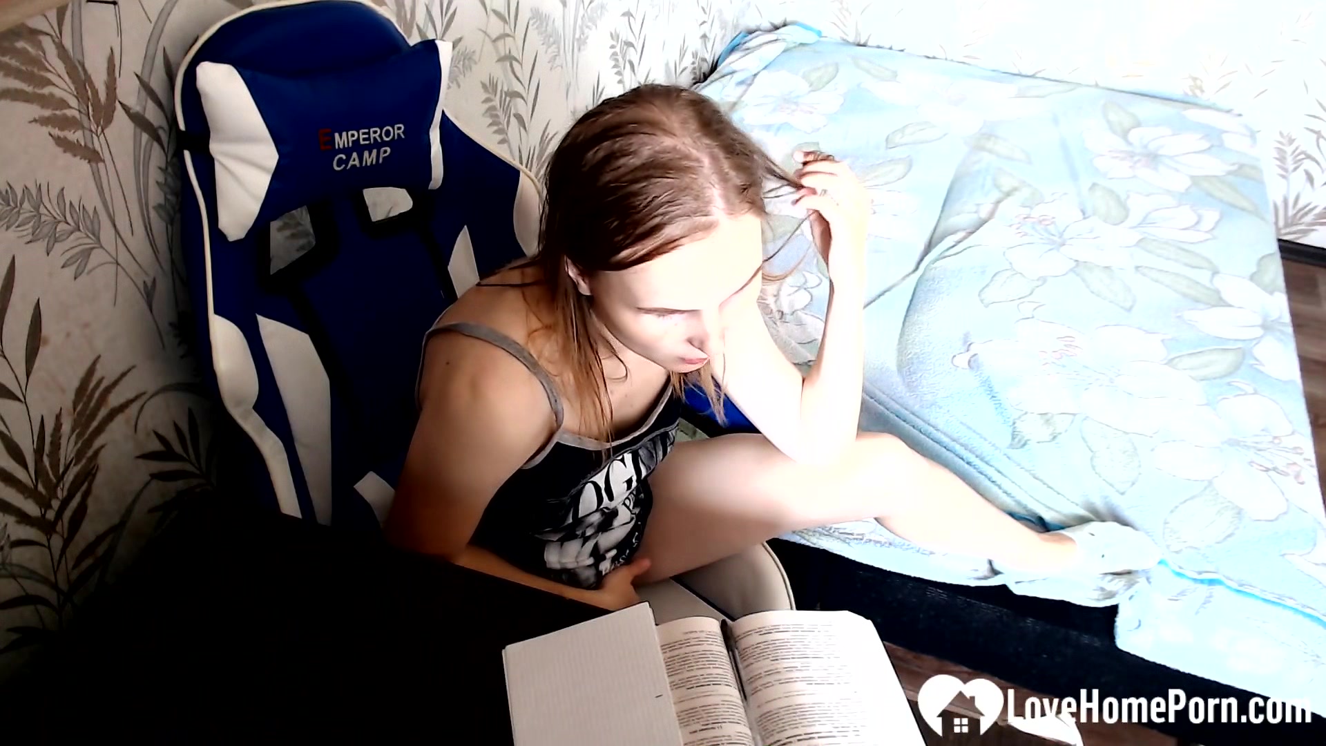 Gamer girl spreads her legs for a solo