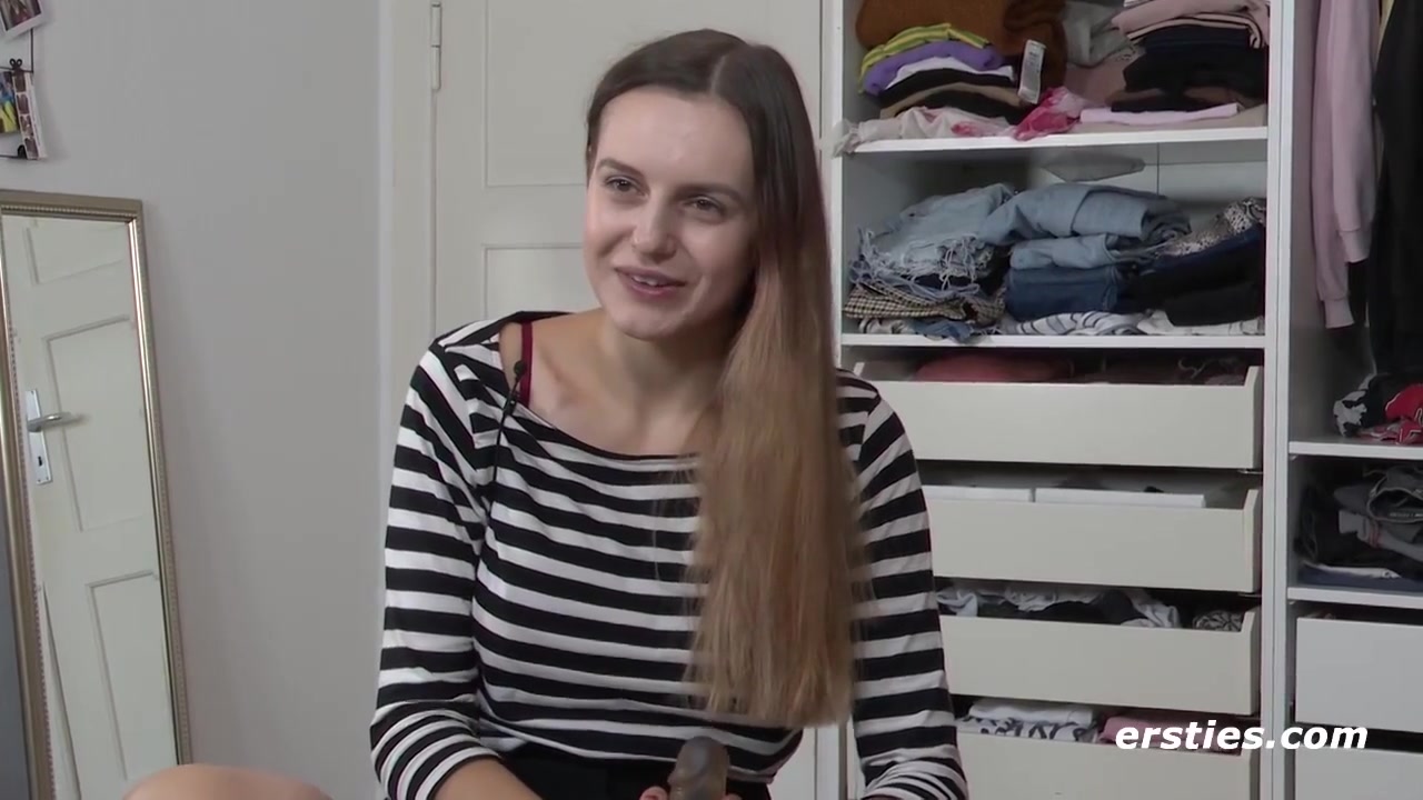 Lauren Masturbiert Mit Fingern Und Grobem Dildo