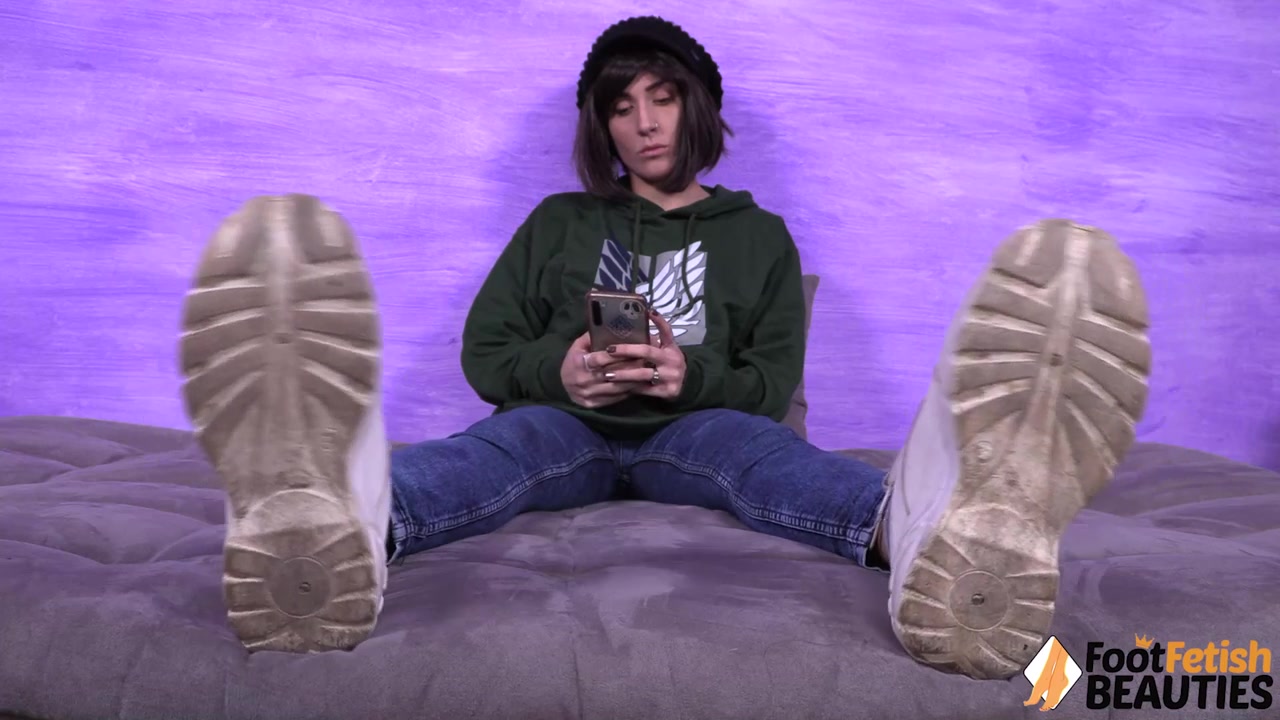 Super-hot Aradia takes off her socks and flaunts her toe-ringed feet