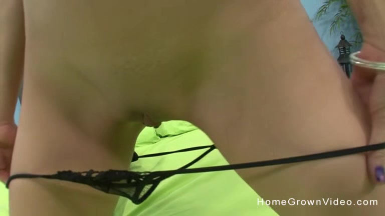 Tiny Asian amateur wants to have her pussy pounded