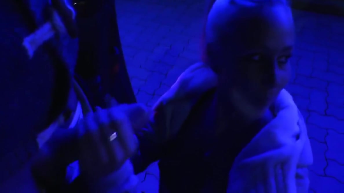 Anni Angel In Blasen Vor Den Bullen