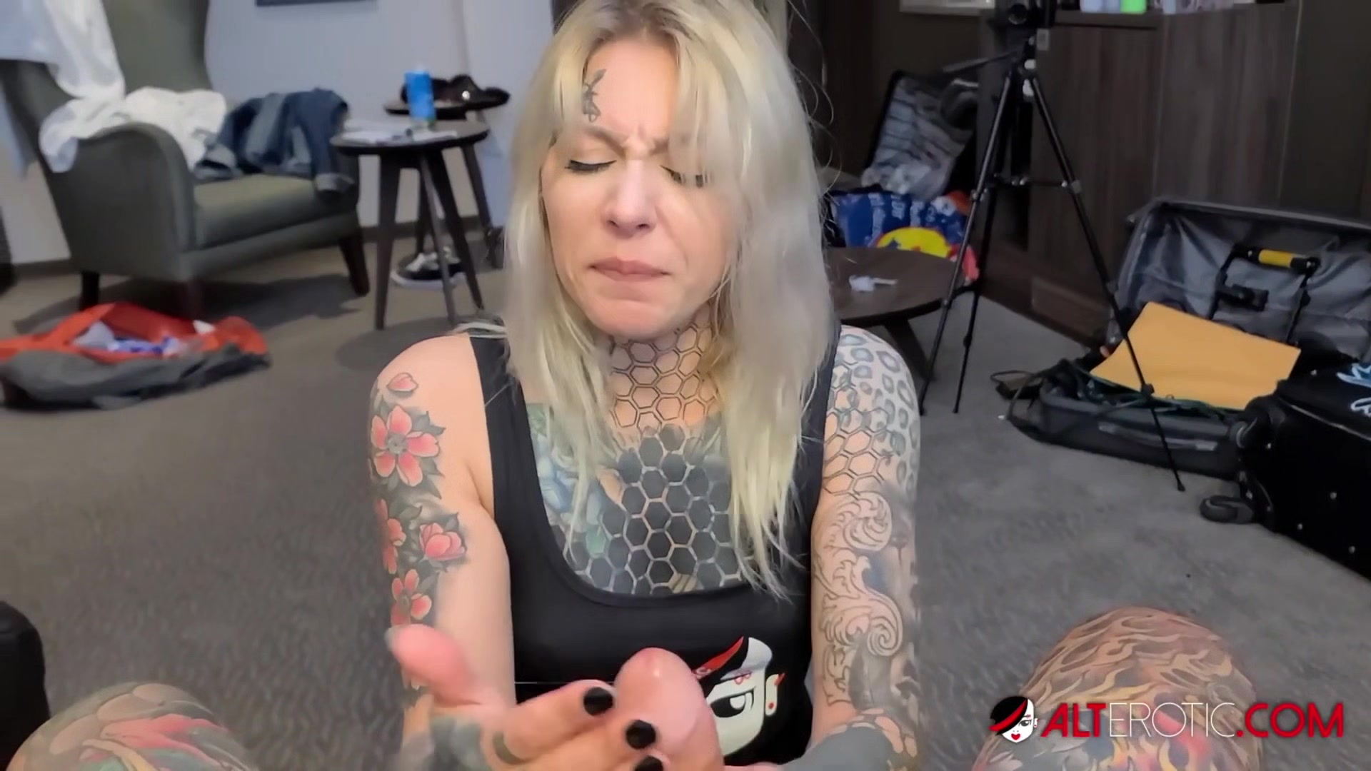 Tattooed babe Nayomi Sharp sucks Sascha's big cock