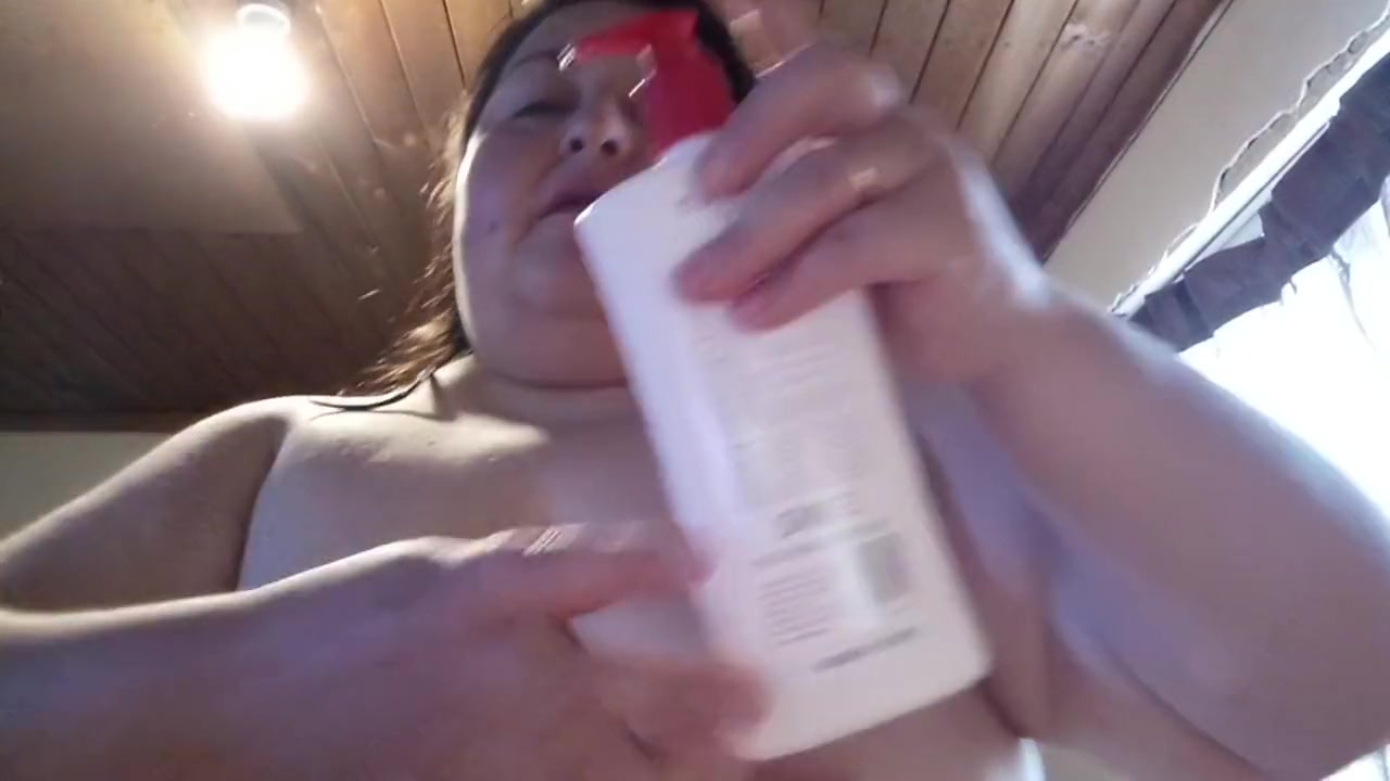 Tetas Grandes - Mama Gorda Se Hecha Crema En Su Cuerpo