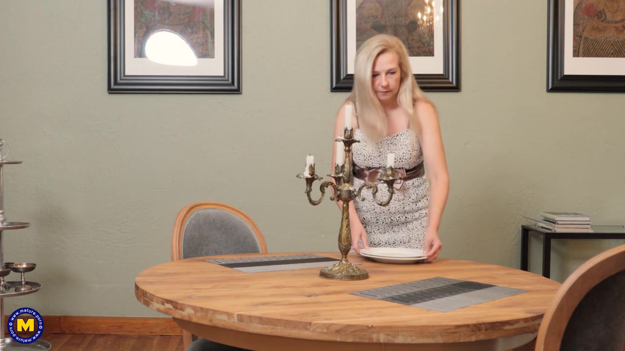 Mature Laura Is Preparing Her Wet Pussy Before Dinner - MatureNl